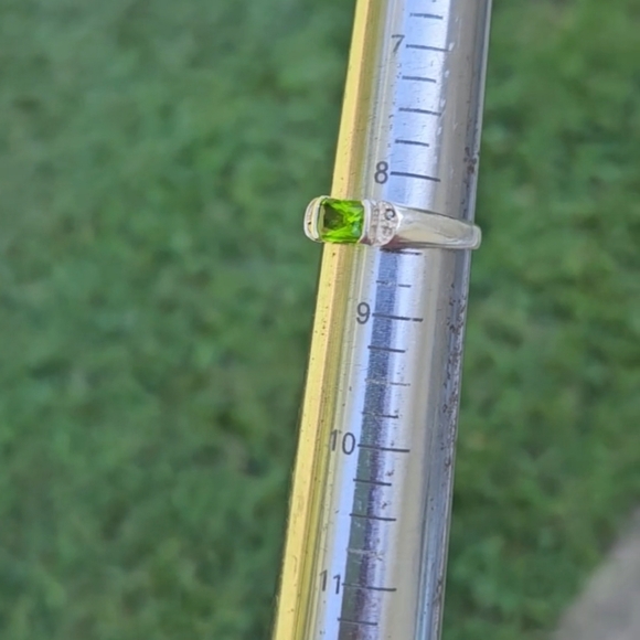 Vintage 925 Peridot with Gr Gemstone. Size 8.5 - Picture 6 of 6